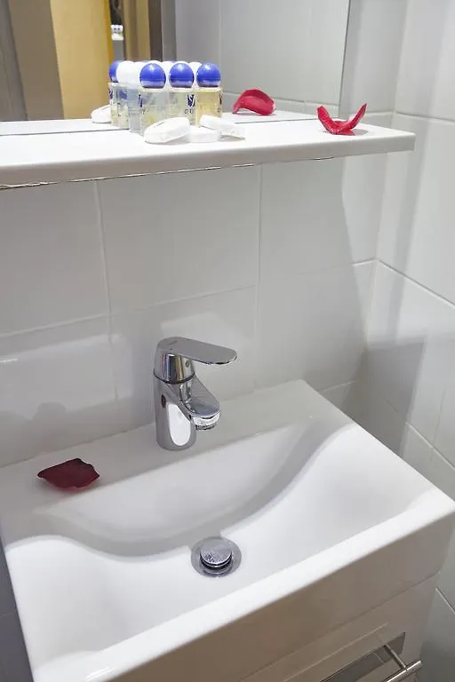 Barcelona Rooms Triple With Private Bathroom In Gothic 2*,  スペイン